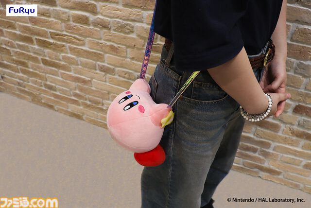『星のカービィ』カービィとワドルディの“だきつきポシェット”がかわいい。新作プライズが9月上旬より順次展開