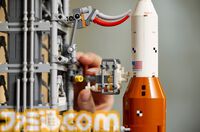 【大人レゴ】NASAのロケットや発射台を再現したセットが発売。宇宙船オリオンはロケット内に搭載可能、太陽光パネルを広げてスタンドに飾ることも
