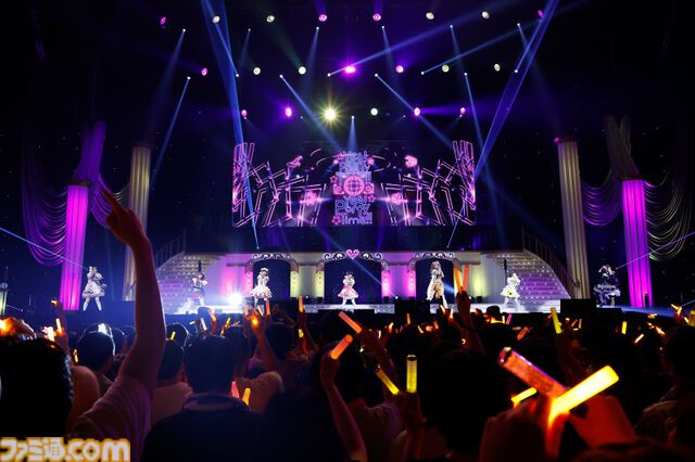 『デレステ』10周年ツアー千秋楽公演の1日目をリポート。“CINDERELLA BAND”とDJぴにゃも参戦して珠玉の楽曲の数々を届ける