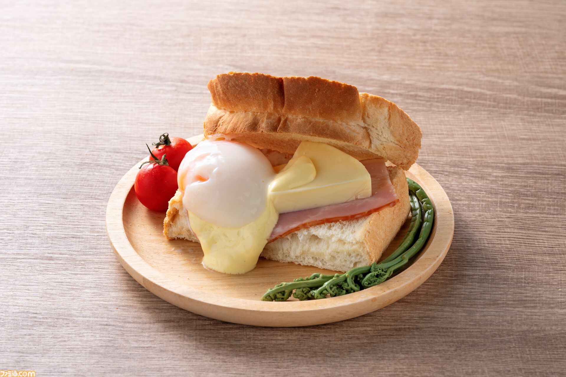 『ダンジョン飯』魔物食グルメ“レッドドラゴンの脚の素揚げ”の事前予約開始。リトルワールドコラボの特別メニュー。牛タンブロックで再現したドラゴン料理も