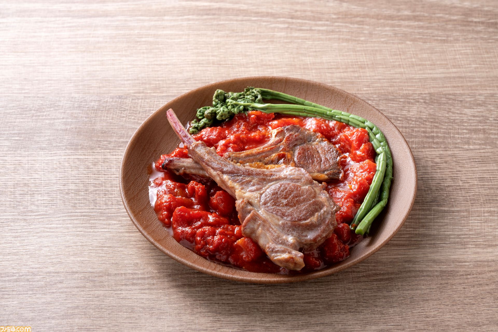『ダンジョン飯』魔物食グルメ“レッドドラゴンの脚の素揚げ”の事前予約開始。リトルワールドコラボの特別メニュー。牛タンブロックで再現したドラゴン料理も