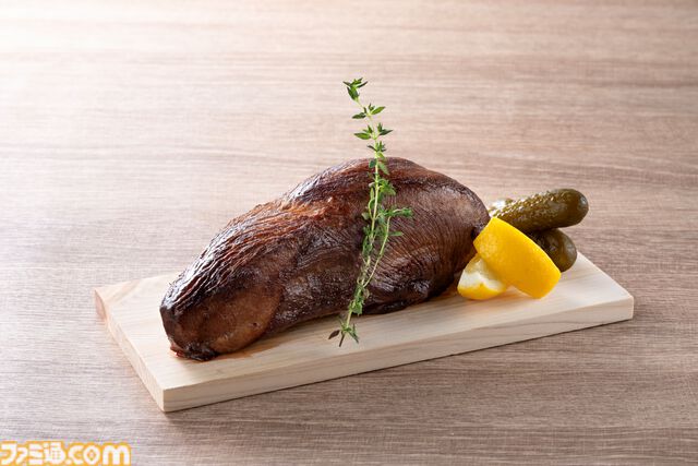 『ダンジョン飯』魔物食グルメ“レッドドラゴンの脚の素揚げ”の事前予約開始。リトルワールドコラボの特別メニュー。牛タンブロックで再現したドラゴン料理も