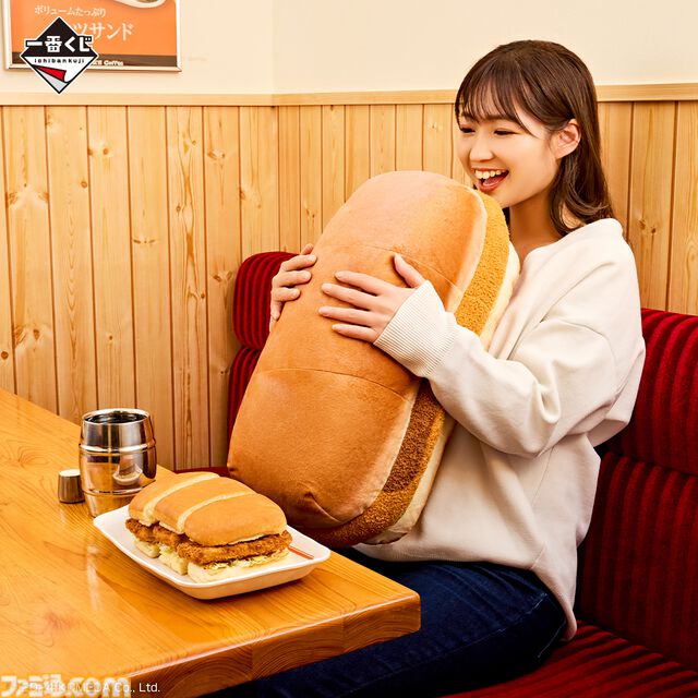 『珈琲所 コメダ珈琲店』一番くじ第2弾が5月25日に発売。ボリューム感たっぷりのカツパンがビッグサイズでクッション化。定番メニューのチャームもかわいい