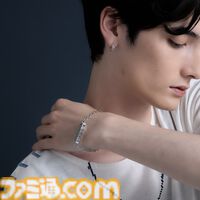 『都市伝説解体センター』廻屋渉がインパクト大なハンガーに。センター長を大胆にあしらったユニークなアイテム。ファビュラスな天眼錠ブレスレットも登場