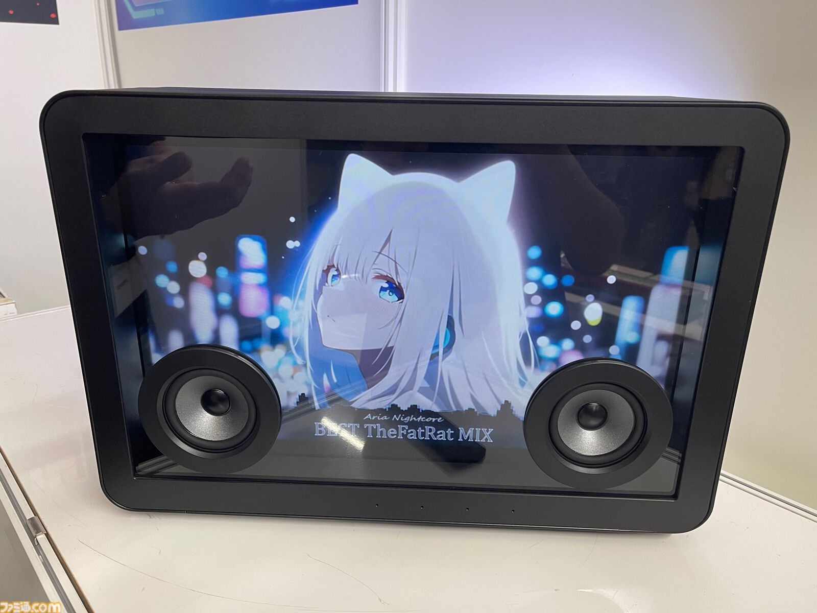 キー背面にIPS液晶を配置。映像・画像を表示できるキーボード“DS Pixel Pro”登場。Android OSとディスプレイを搭載したおしゃれスピーカーも展示中