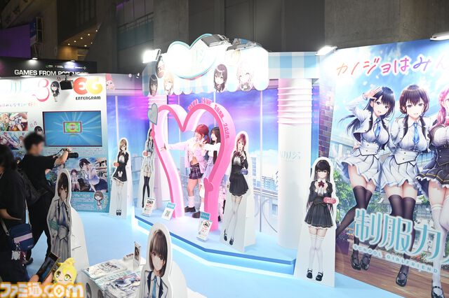 『制服カノジョ3』TGS2025に福岡タワーの“恋人の聖地”が出現！ 目のやり場に困る新カノジョや桃尻芹香のコスプレイヤーたちと写真が撮れちゃう