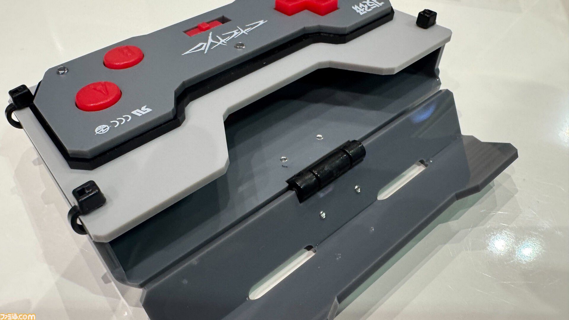 実機パーツを使った“コントローラー名刺ケース”が超クール。オタク心を