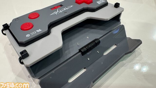 実機パーツを使った“コントローラー名刺ケース”が超クール。オタク心を鷲掴みにするメカニカルなグッズラインアップ。あまりにもイカしている。【TGS2025】