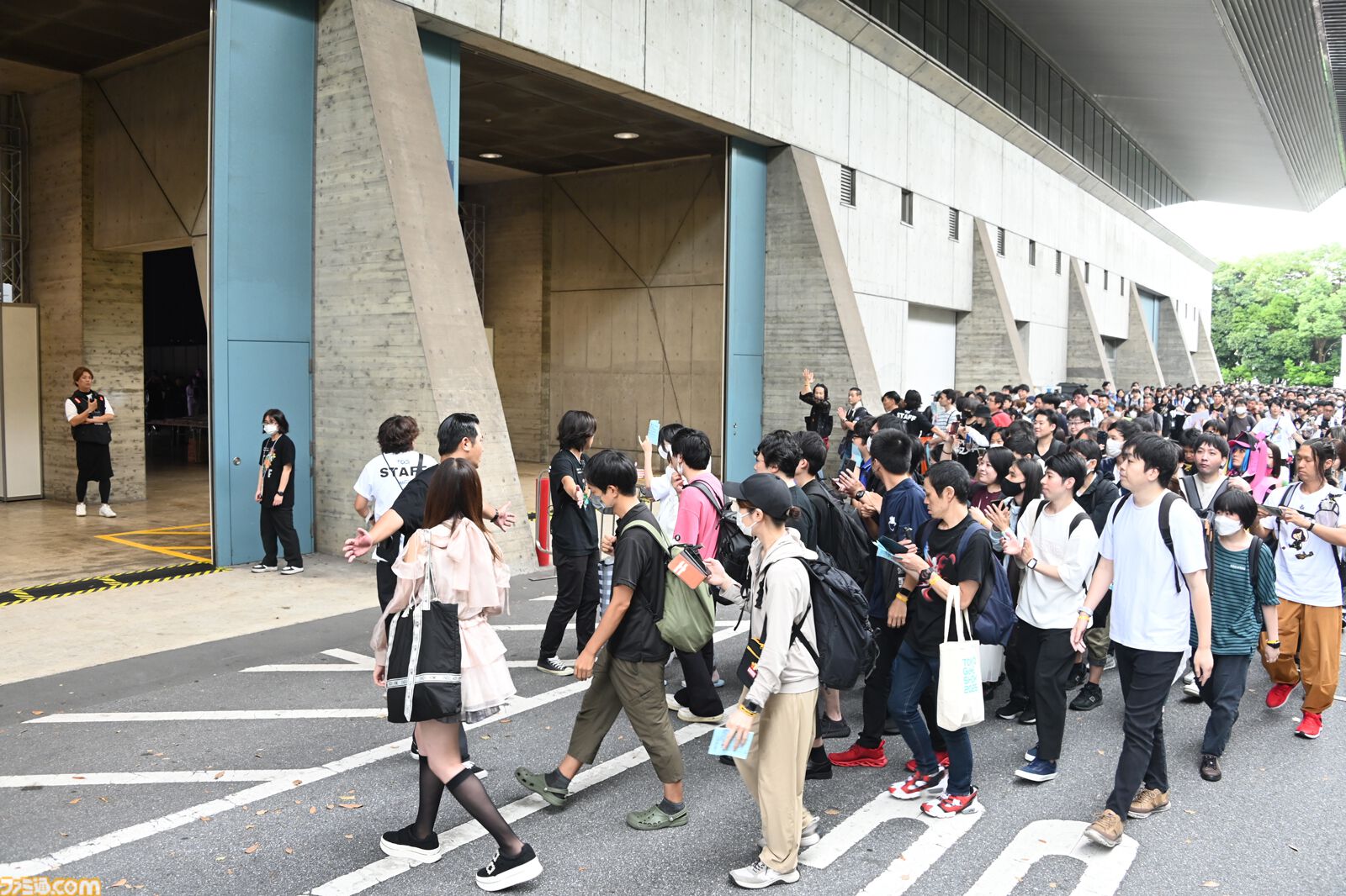 東京ゲームショウ2025一般日が開幕！　幕張メッセには会場前から長蛇の列。開場後は『モンハンワイルズ』『バイオ9』の試遊整理券配布にファン殺到【TGS2025】