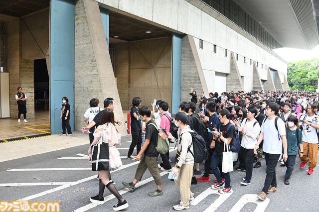 東京ゲームショウ2025一般日が開幕！　幕張メッセには会場前から長蛇の列。開場後は『モンハンワイルズ』『バイオ9』の試遊整理券配布にファン殺到【TGS2025】