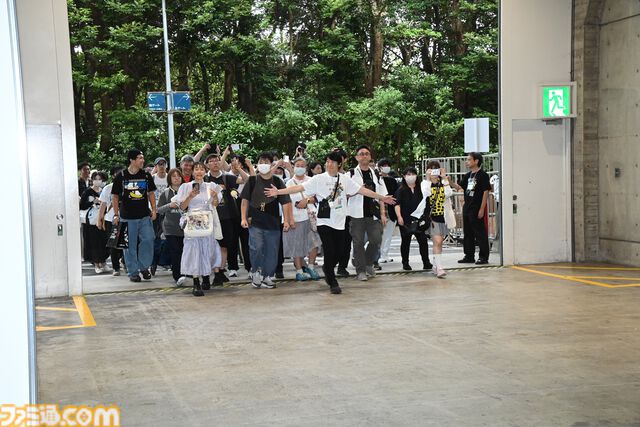 東京ゲームショウ2025一般日が開幕！　幕張メッセには会場前から長蛇の列。開場後は『モンハンワイルズ』『バイオ9』の試遊整理券配布にファン殺到【TGS2025】