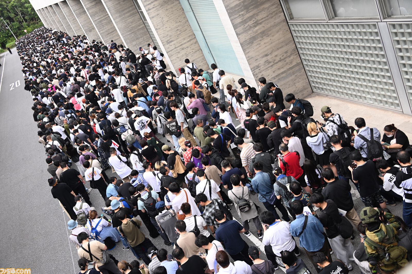 東京ゲームショウ2025一般日が開幕！　幕張メッセには会場前から長蛇の列。開場後は『モンハンワイルズ』『バイオ9』の試遊整理券配布にファン殺到【TGS2025】
