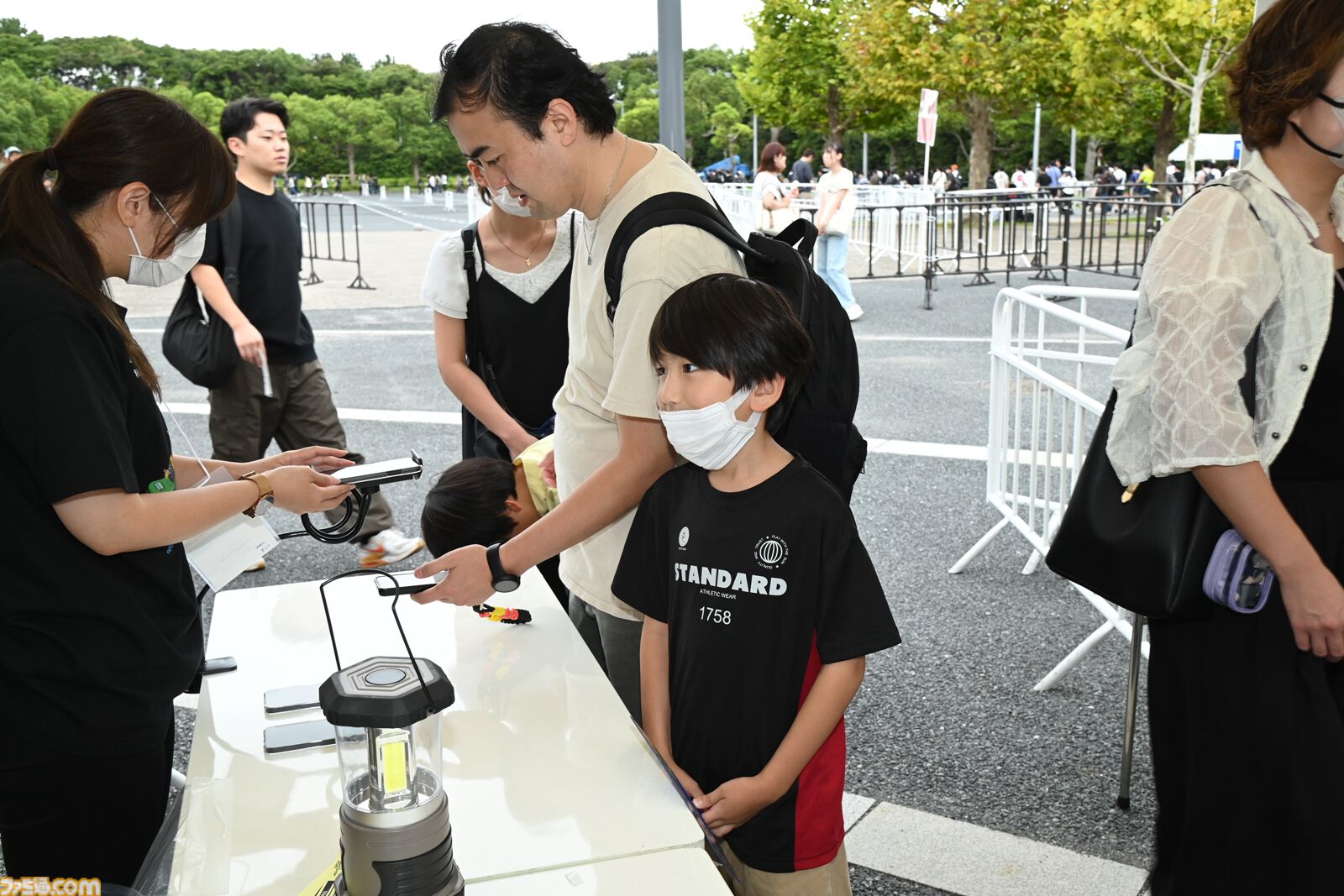 東京ゲームショウ2025一般日が開幕！　幕張メッセには会場前から長蛇の列。開場後は『モンハンワイルズ』『バイオ9』の試遊整理券配布にファン殺到【TGS2025】
