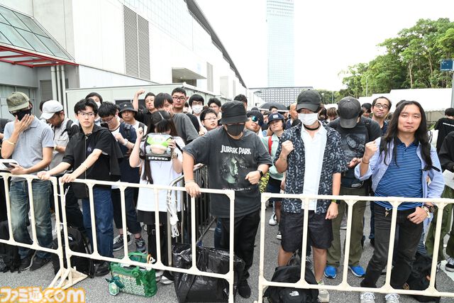東京ゲームショウ2025一般日が開幕！　幕張メッセには会場前から長蛇の列。開場後は『モンハンワイルズ』『バイオ9』の試遊整理券配布にファン殺到【TGS2025】