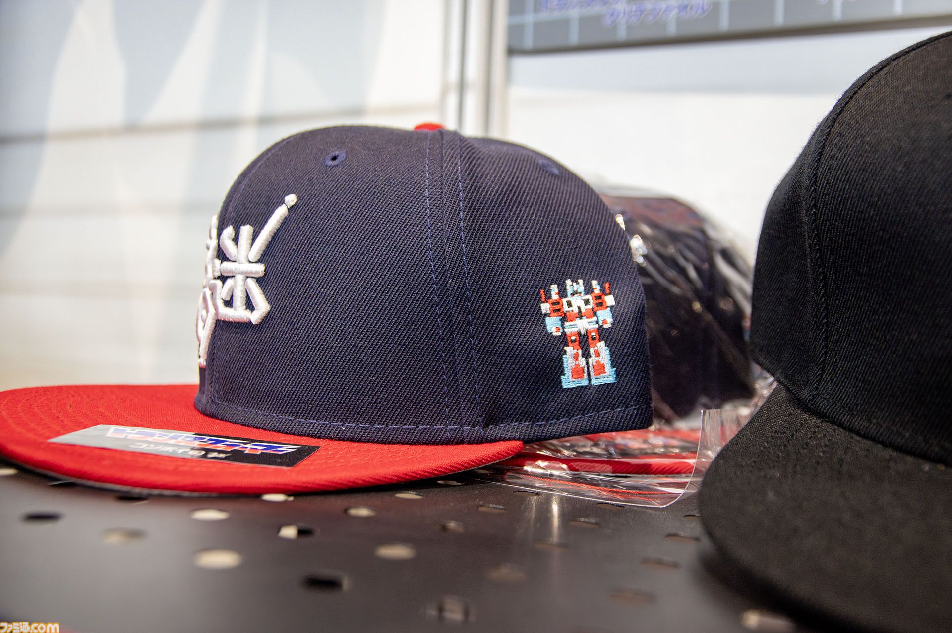 トランスフォーマー コンボイの謎』のキャップ（帽子）やTシャツが謎に