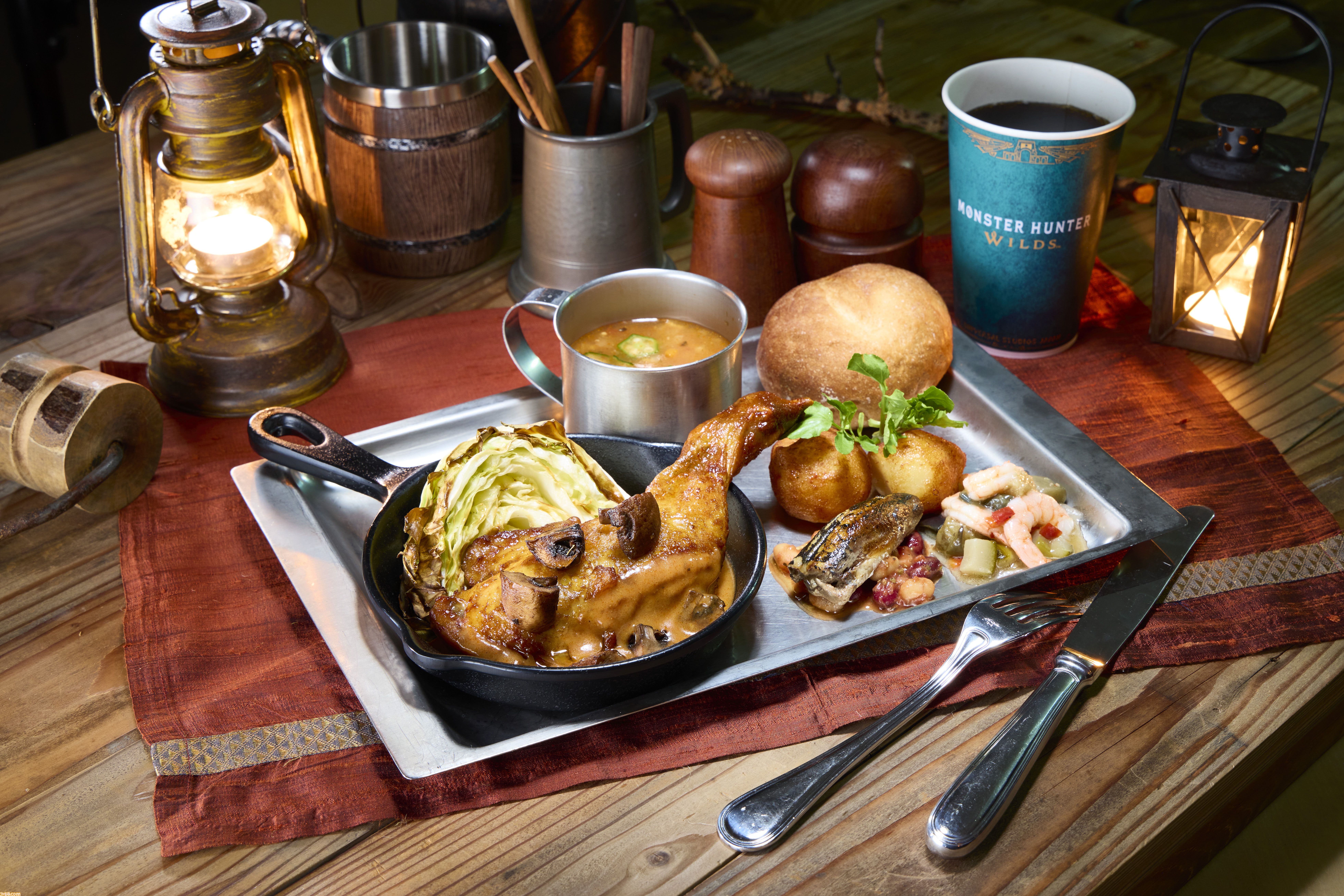 【USJ】『モンハンワイルズ』モリバーのアジトを再現したレストランが11月19日より登場。食事の誘いの盛り合わせや焚き火料理が味わえる