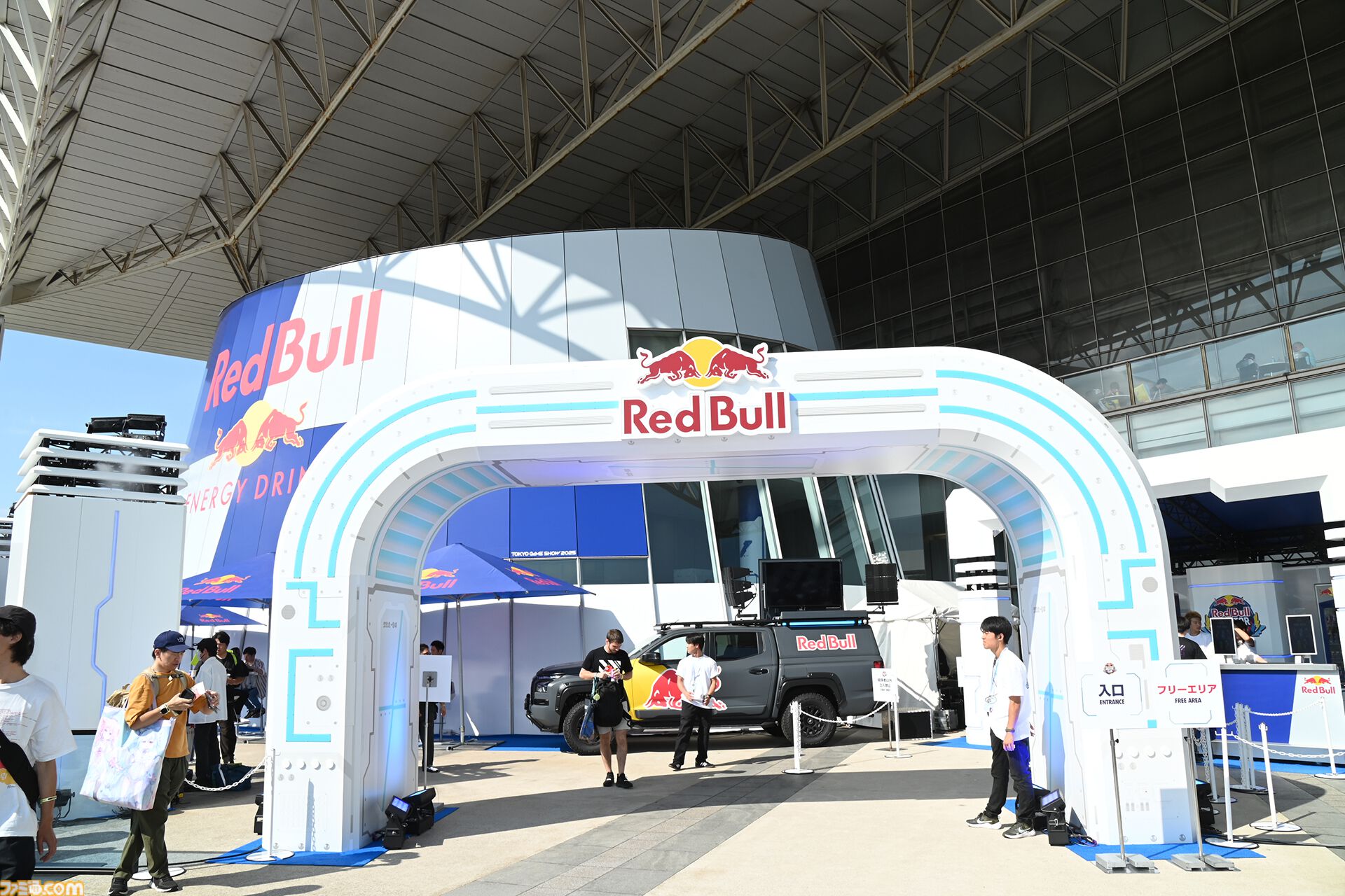 レッドブルの巨大な野外施設“Red Bull Creator Club”は「日本のゲームコンテンツが世界に羽ばたいていく手伝いをしたい」という思いから【TGS2025】