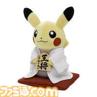 『ポケモン』日本将棋連盟とコラボ。藤井聡太八冠の王将駒を持つピカチュウぬいぐるみが登場。新将棋会館建設プロジェクトの返礼品として贈られる