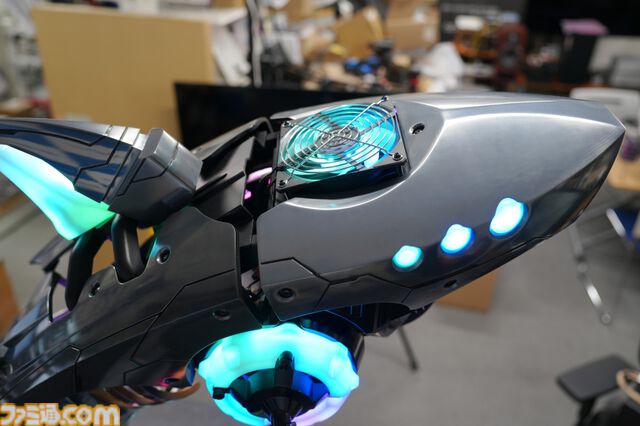 サメ型PCケース“Shark X”のメタル塗装バージョンが発売。サメが深海を泳ぐように空間を照らすRGBライト＆発光塗料がクール
