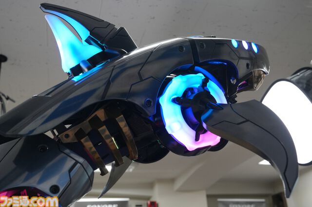 サメ型PCケース“Shark X”のメタル塗装バージョンが発売。サメが深海を泳ぐように空間を照らすRGBライト＆発光塗料がクール
