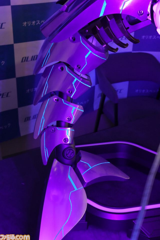 サメ型PCケース“Shark X”のメタル塗装バージョンが発売。サメが深海を泳ぐように空間を照らすRGBライト＆発光塗料がクール