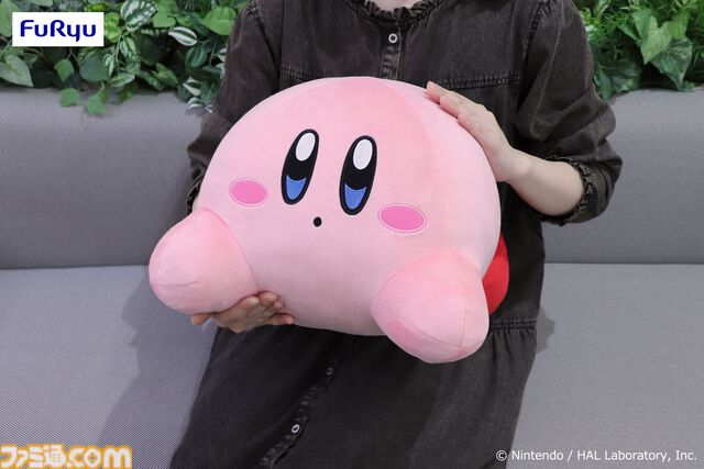 『星のカービィ』のプライズ“いっしょにねんねBIGぬいぐるみ”が10月2週目より登場。ごろごろしてるカービィがかわいい約40cmビッグサイズ
