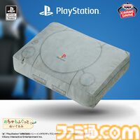 初代プレステの大きなふわふわぬいぐるみがプライズ品で明日（10/9）より登場。ボタンや端子のディテールを再現、リラックスグッズやインテリアにぴったりのアイテム