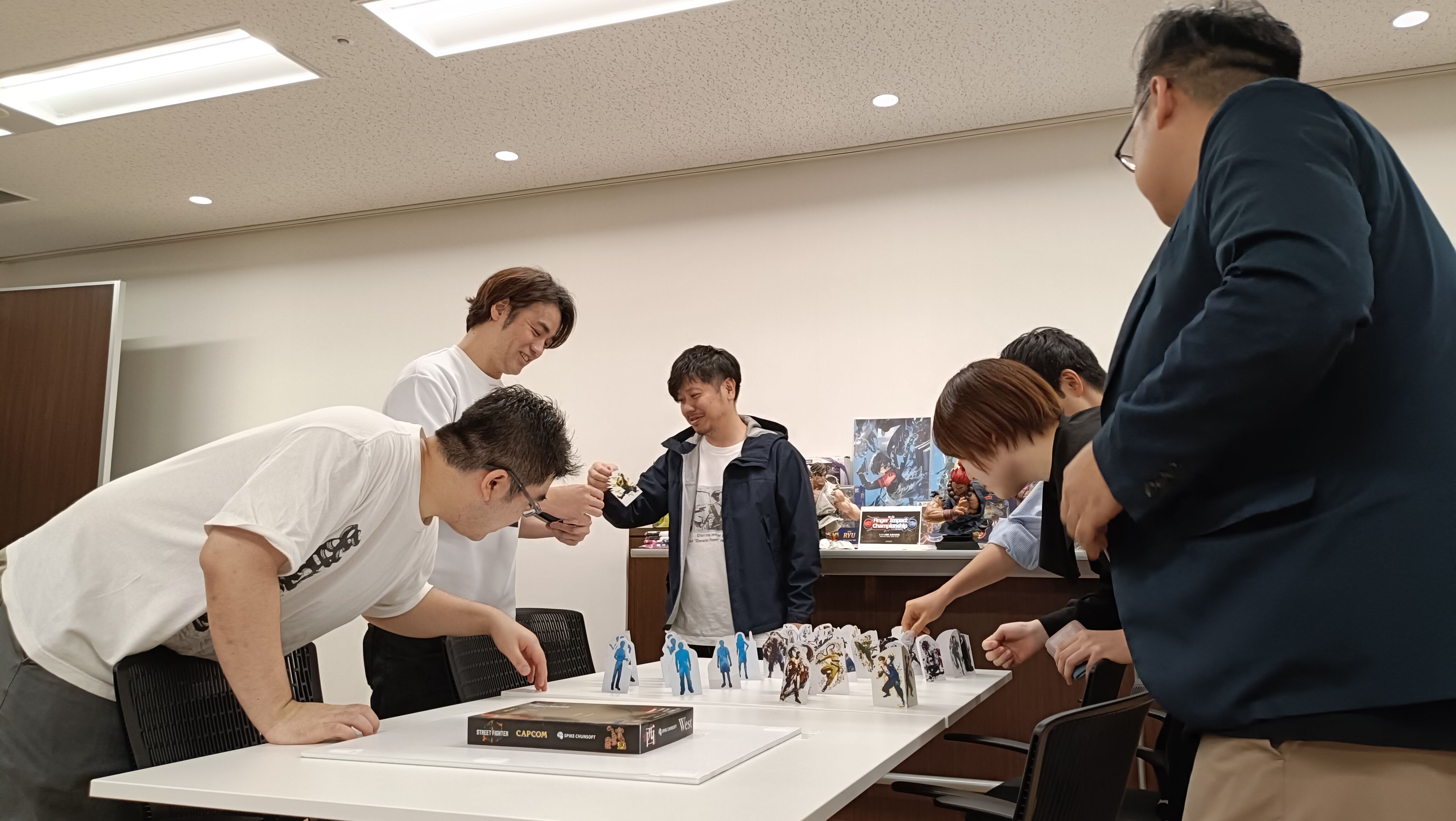 【スト6 × かまいたちの夜】コラボグッズはまさかの"トントン相撲"!? いろんな会社の大人が"ガチ"でトントン相撲する企業対抗戦"Finger Impact championship"をリポート