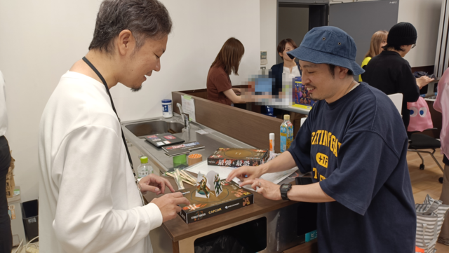 【スト6 × かまいたちの夜】コラボグッズはまさかの"トントン相撲"!? いろんな会社の大人が"ガチ"でトントン相撲する企業対抗戦"Finger Impact championship"をリポート