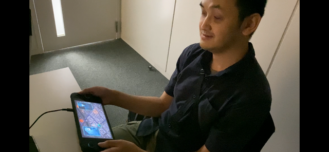 野澤さんが『十三機兵防衛圏』をプレイしている様子