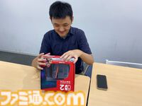 野澤さんがウキウキしながらSwitch2の箱を開封している様子