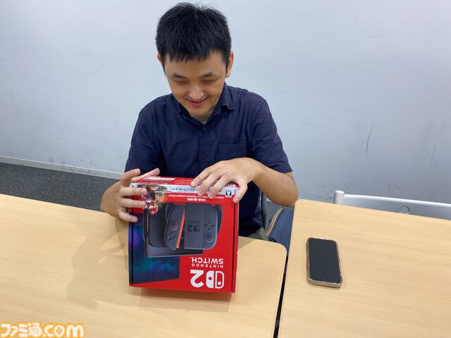 野澤さんがウキウキしながらSwitch2の箱を開封している様子