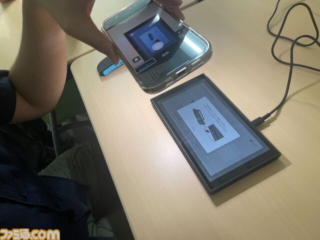 野澤さんがスマホのAI機能で読み上げをしているところ