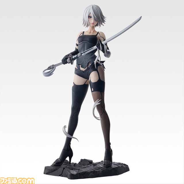 『ニーア オートマタ Ver1.1a』一番くじが本日（10/17）発売。ブラックボックスを手に寄り添う2B＆9Sのそろえて飾りたいフィギュアが登場
