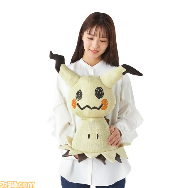 『ポケモン』ミミッキュぬいぐるみが抱きしめたくなるほどかわいい。高さ・重量・被っている布素材など細部までそのまんま再現。ポケモンセンターで10月23日発売