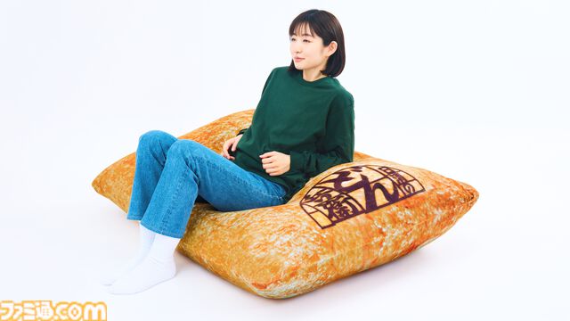 【どん兵衛】“おあげ”の巨大クッションが登場。普通のおあげ約5400個分のサイズ。ジューシーなふっくら感触が気持ちよさそう