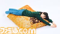 【どん兵衛】“おあげ”の巨大クッションが登場。普通のおあげ約5400個分のサイズ。ジューシーなふっくら感触が気持ちよさそう