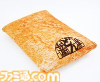【どん兵衛】“おあげ”の巨大クッションが登場。普通のおあげ約5400個分のサイズ。ジューシーなふっくら感触が気持ちよさそう