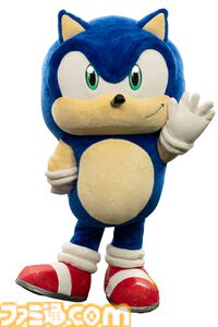 ソニックたちとサンリオキャラのフードがかわいい。ぬいぐるみがセガストアTOKYOで先行販売。ソニックとハローキティによるグリーティングも