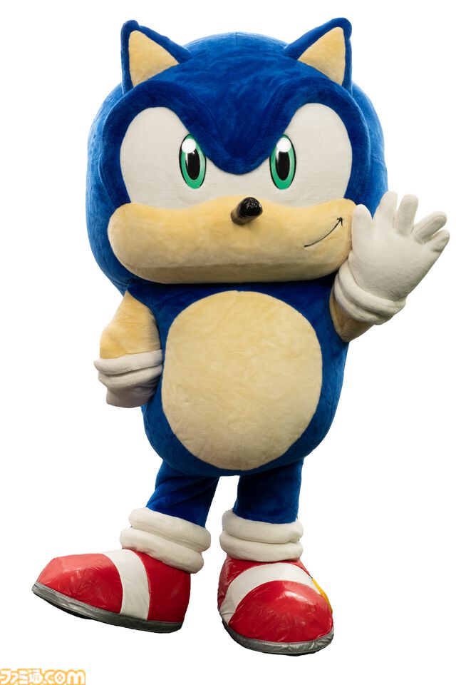ソニックたちとサンリオキャラのフードがかわいい。ぬいぐるみがセガストアTOKYOで先行販売。ソニックとハローキティによるグリーティングも