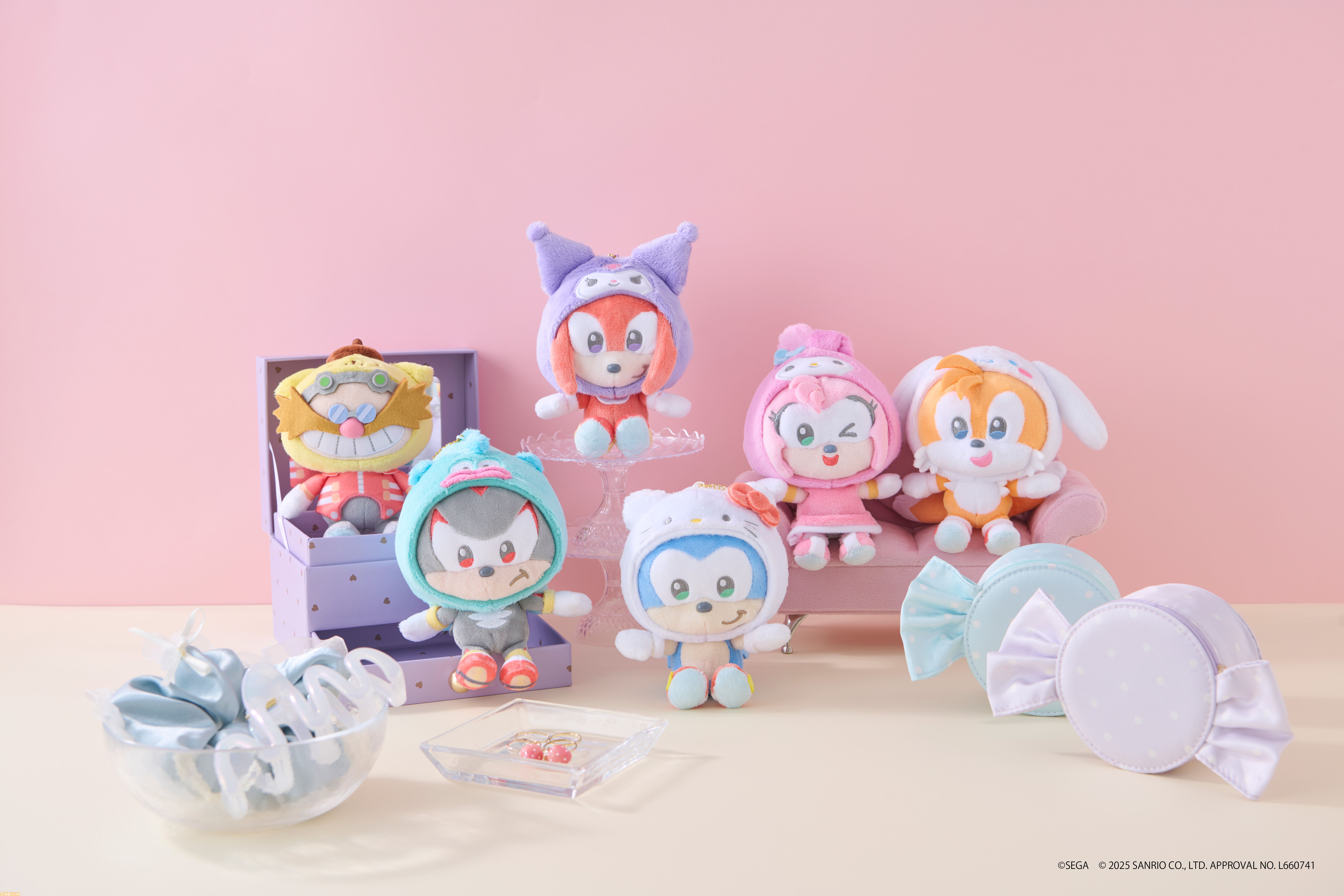 ソニックたちとサンリオキャラのフードがかわいい。ぬいぐるみがセガストアTOKYOで先行販売。ソニックとハローキティによるグリーティングも