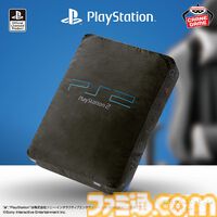 【PS】プレステ2のふわふわビッグサイズぬいぐるみが11月7日より全国のアミューズメント施設で登場。ボタンや端子など細部の再現度もグッド