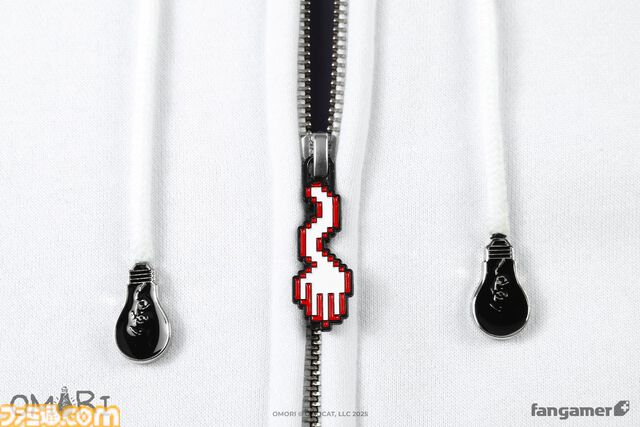 『OMORI』背中に“なにか”と真っ黒写真をデザインしたパーカーが本日（11/6）発売。オモリたちのピンバッジ、ニャーゴのポーチなどは5周年コンサートで先行販売