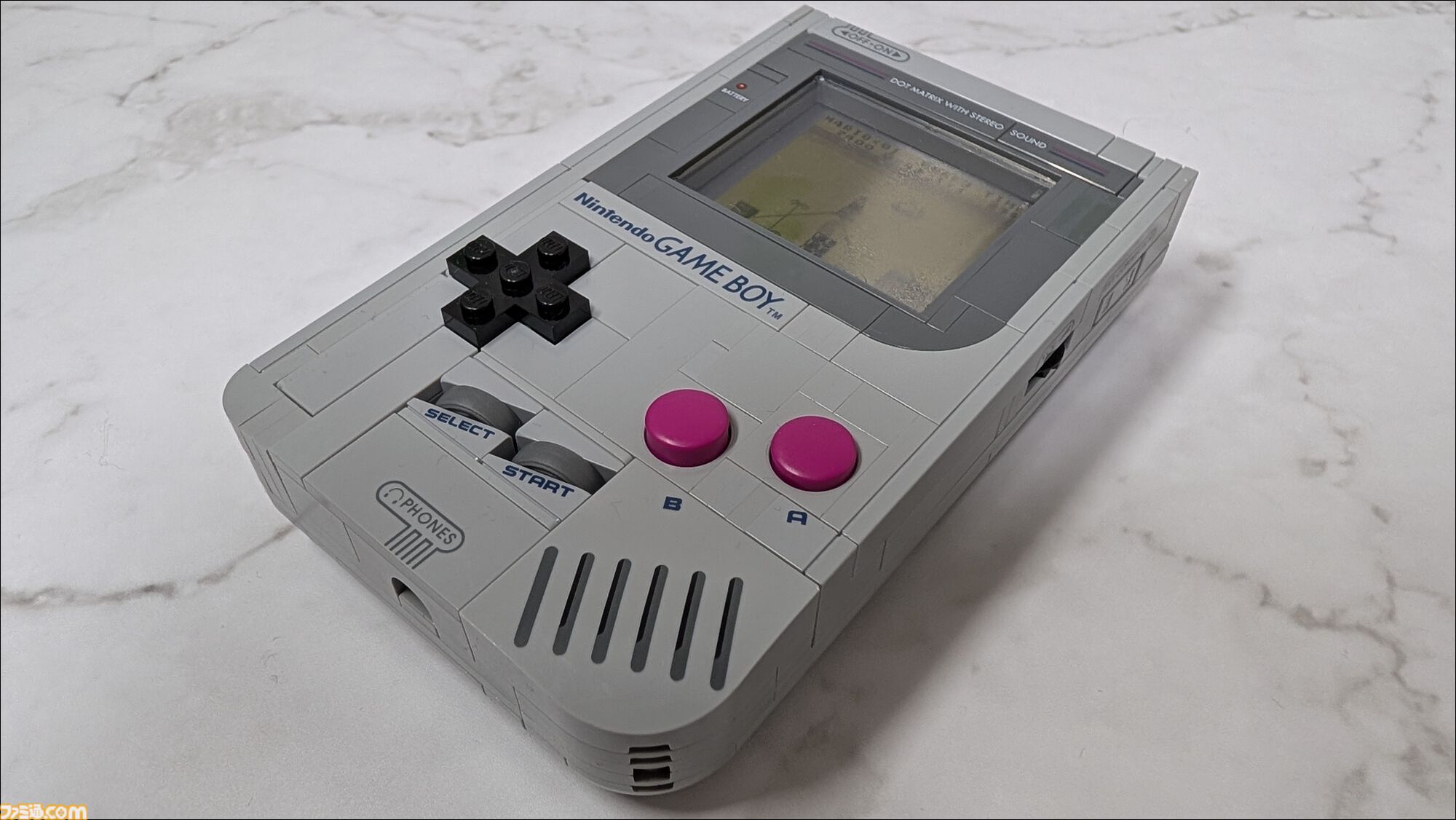 レゴのゲームボーイを作ってみました！ 実物と並べてわかる再現度の高さ、ボタンやスリッドのディテールに感動