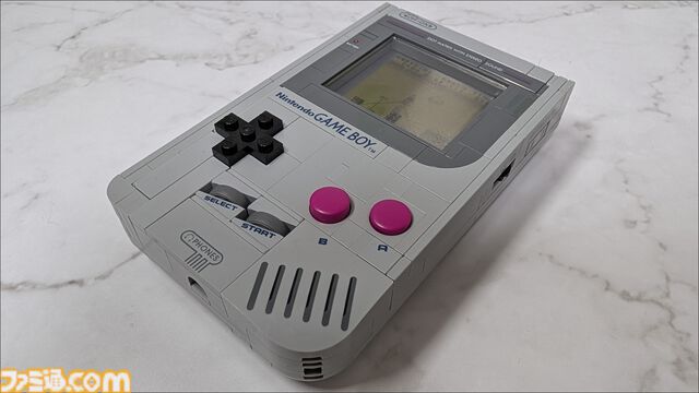 レゴのゲームボーイを作ってみました！ 実物と並べてわかる再現度の高さ、ボタンやスリッドのディテールに感動