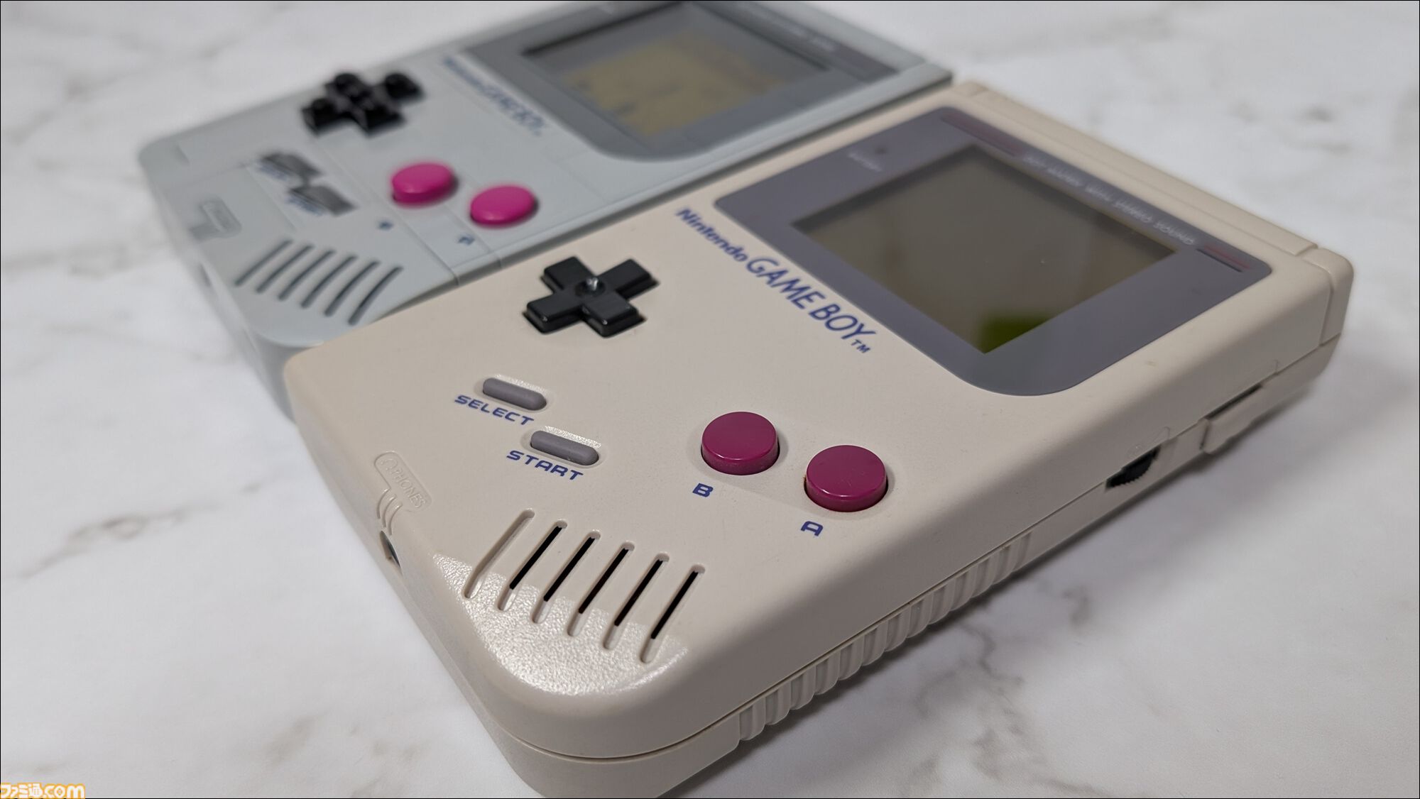 レゴのゲームボーイを作ってみました！ 実物と並べてわかる再現度の高さ、ボタンやスリッドのディテールに感動