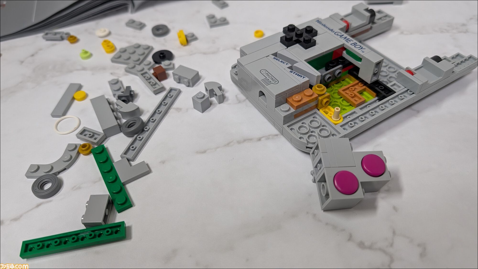 レゴのゲームボーイを作ってみました！ 実物と並べてわかる再現度の高さ、ボタンやスリッドのディテールに感動