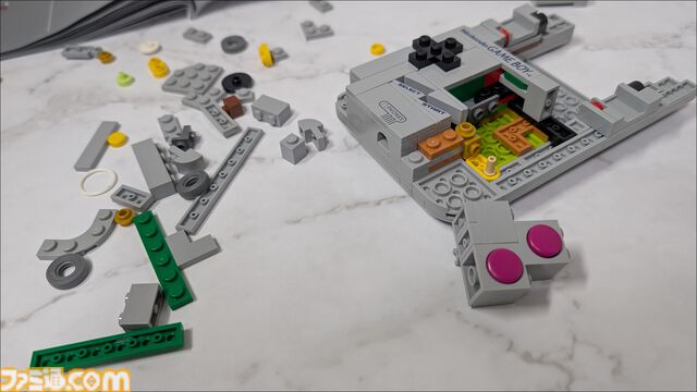 レゴのゲームボーイを作ってみました！ 実物と並べてわかる再現度の高さ、ボタンやスリッドのディテールに感動