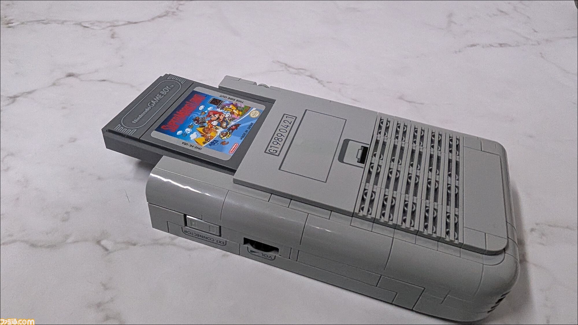 レゴのゲームボーイを作ってみました！ 実物と並べてわかる再現度の高さ、ボタンやスリッドのディテールに感動