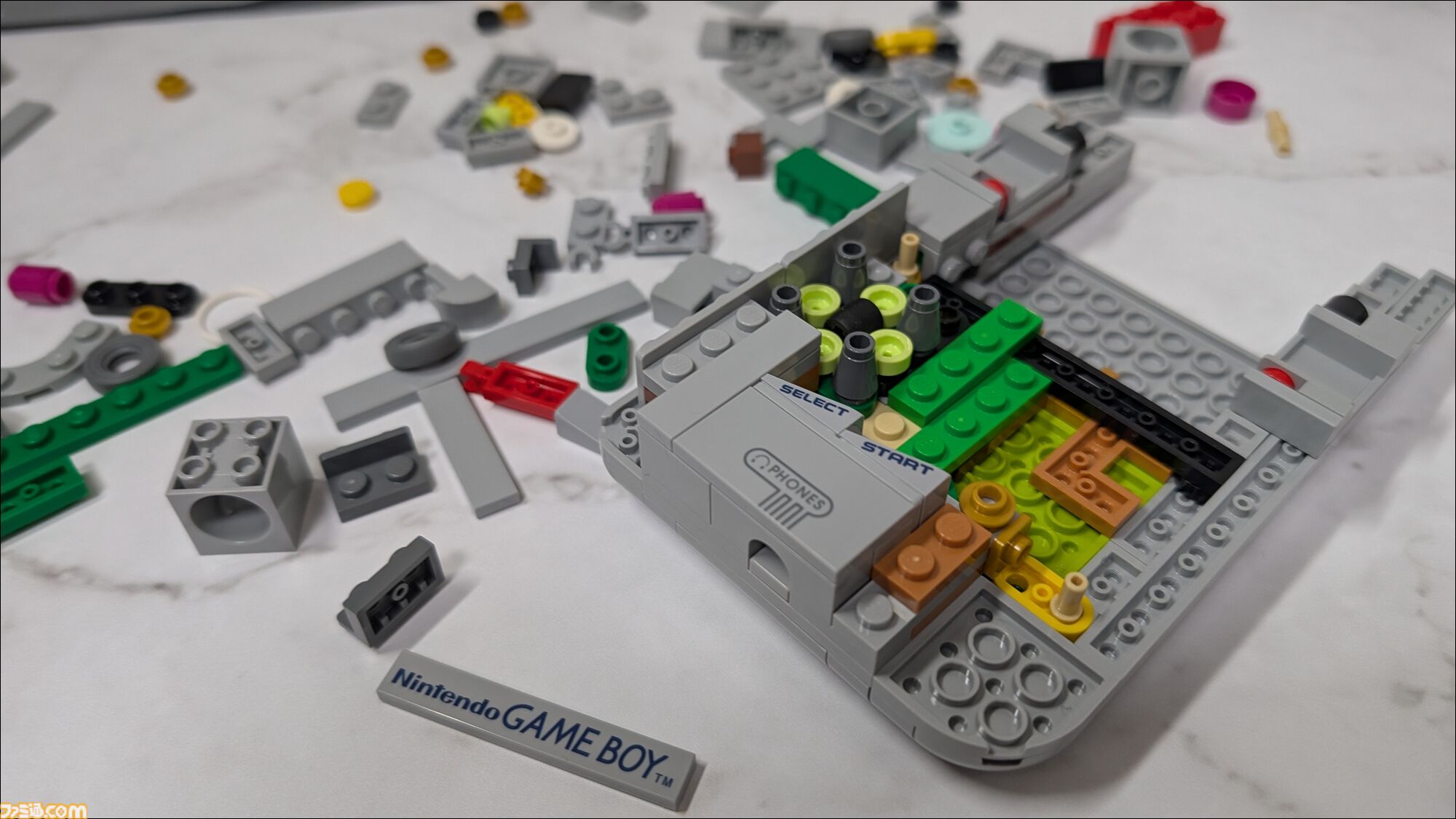 レゴのゲームボーイを作ってみました！ 実物と並べてわかる再現度の高さ、ボタンやスリッドのディテールに感動